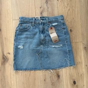 ✨ NEW WITH TAGS! ✨ levi’s high waist deconstructed mini skirt